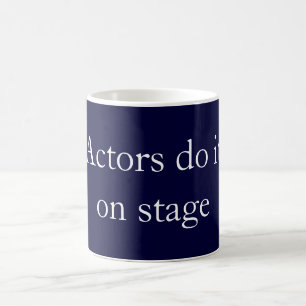 Schauspieler tun es kaffeetasse