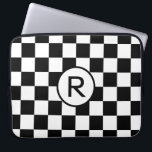Schecktes Schwarz-Weiß-Muster mit Monogramm Laptopschutzhülle<br><div class="desc">Das fett schwarz-weiße Schachbrettmuster weist einen weißen, schwarzen Kreis mit einem anpassbaren Monogramm auf. Fügen Sie Ihre Initial- oder eine Zahl in der Sidebar hinzu, um sie zu personalisieren. Das geometrische Muster besteht aus Reihen abwechselnd weißer und schwarzer Quadrate. Um mehr Schachbrettbilder zu sehen, klicken Sie auf den Link "Rocklawn...</div>