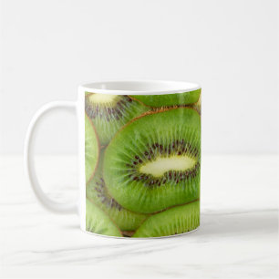 Scheiben aus frischen und reifen Kiwi-Früchten in  Kaffeetasse