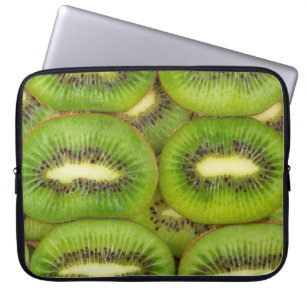 Scheiben aus frischen und reifen Kiwi-Früchten in  Laptopschutzhülle