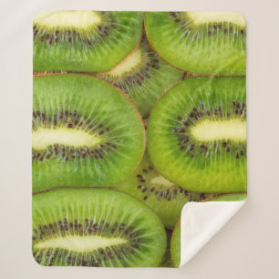 Scheiben aus frischen und reifen Kiwi-Früchten in  Sherpadecke