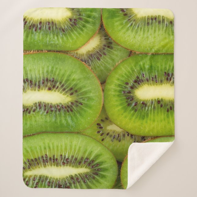 Scheiben aus frischen und reifen Kiwi-Früchten in  Sherpadecke (Vorderseite)