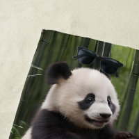 Scherenschnitte Wunder: Baby Pandas spielen im Wal