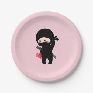 Scheuer Ninja mit Origami-Papierherz in Rosa Pappteller