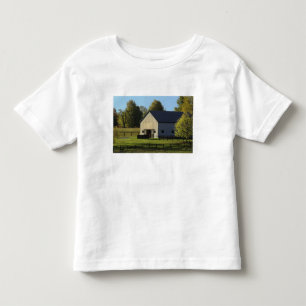 Scheune auf Vollblut-Pferdefarm bei Sonnenaufgang, Kleinkind T-shirt
