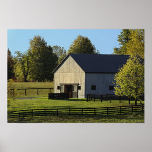 Scheune auf Vollblut-Pferdefarm bei Sonnenaufgang, Poster