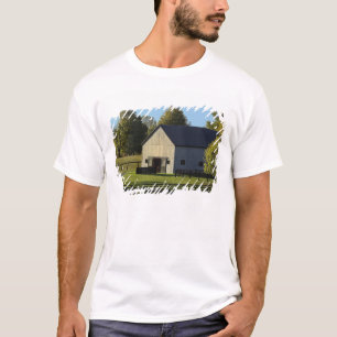 Scheune auf Vollblut-Pferdefarm bei Sonnenaufgang, T-Shirt