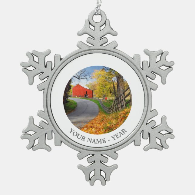 Scheune im Fall Schneeflocken Zinn-Ornament (Vorderseite)