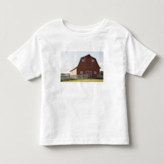 Scheune in der ländlichen Landschaft Kleinkind T-shirt