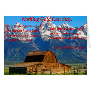 Scheune in einem Tal mit Schneebergen