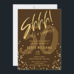 Schhhh! Es ist eine überraschende Gold Geburtstags Einladung<br><div class="desc">Schhhh! Es ist eine Überraschung Gold Geburtstag Party Einladung Spaß Dunkler Tan und Gold 50. Geburtstag Party Einladung</div>