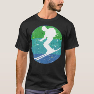 Schi auf dem Schnee und genießen Sie einen hellen T-Shirt