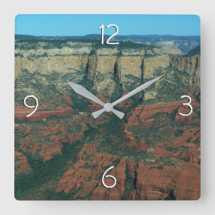 Schichten roter Felsen in Sedona Arizona Quadratische Wanduhr
