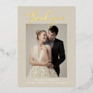 Schicke Beige-Hochzeitsfotos Handlettering-Schrift Folieneinladung