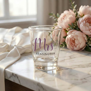 Schicke benutzerdefinierte Mrs Newlywed Typografie Schnapsglas