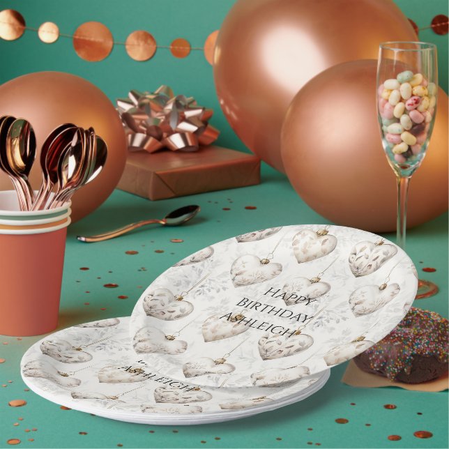 Schicke Creme-Grau-Herzen-Ornamente Geburtstag Pappteller (Multi)