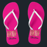 Schicke GoldPink-Braut, die Bachelorette Wedding Flip Flops<br><div class="desc">Elegant,  Chic und modernes Imitat druckte Gold auf heißem Neonrosa,  drehen Brautandenken Reinfälle um. Dieser klassische und hoch entwickelte Entwurf ist für die noble,  modische und stilvolle Braut perfekt. Tragen Sie sie zu Ihrem Junggeselinnen-Abschied oder zu jedem möglichem Vorhochzeit Ereignis. Aller Fotodruckentwurf.</div>