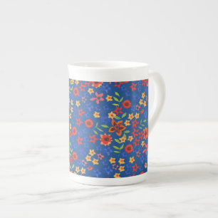 Schicke Retro-Blumenmuster auf blauem Bone-China-B Prozellantasse