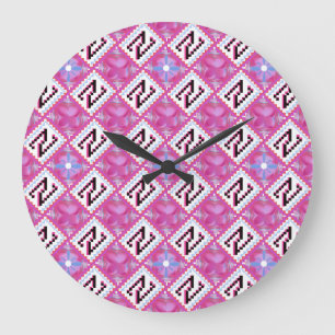 Schickes rosa geometrisches Alphabet Anfangsbuchst Große Wanduhr