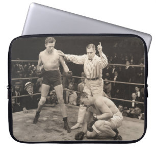 Schiedsrichter zählt über Boxer im Ringboxen, vint Laptopschutzhülle