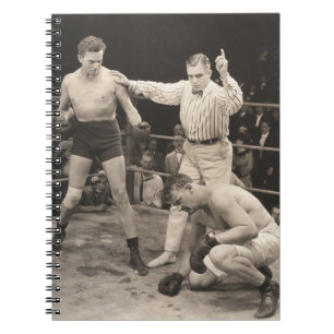 Schiedsrichter zählt über Boxer im Ringboxen, vint Notizblock