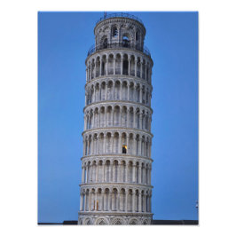 Schiefer Turm in der Dämmerung Fotodruck