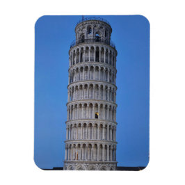 Schiefer Turm in der Dämmerung Magnet