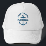 Schiff der Nautical Anchor Navy der Custom First M Truckerkappe<br><div class="desc">Maßgeschneiderter Bootshut mit einem marineblauen nautischen Anker,  der FIRST MATE und Ihren personalisierten Namen liest. Günstig für einen Bootsausflug,  ein eigenes Segelboot,  eine Yacht oder eine Bootsfahrt Crew.</div>