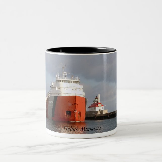 Schiff und Leuchtturm, Duluth Minnesota Zweifarbige Tasse (Mittel)