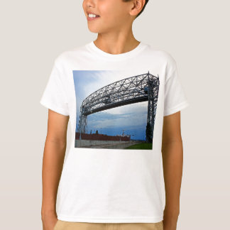 Schiff unter der Aufzug-Brücke T-Shirt