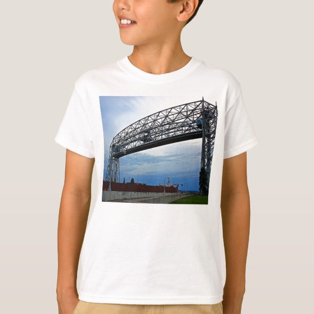 Schiff unter der Aufzug-Brücke T-Shirt (Vorderseite)