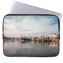 Schiffe, die zwischen einer Wolkenlandschaft anged