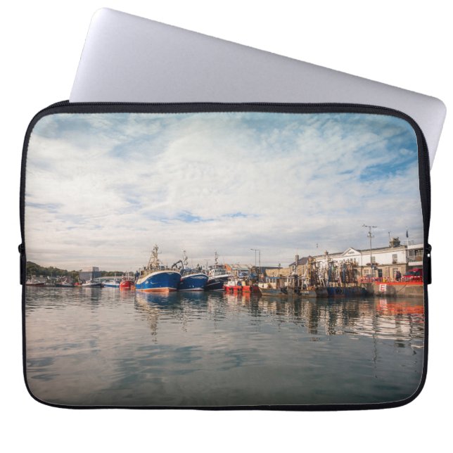 Schiffe, die zwischen einer Wolkenlandschaft anged Laptopschutzhülle (Vorderseite)