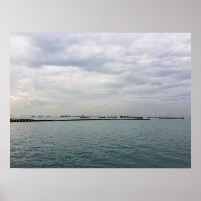 Schiffe in Anchor in Singapur, Straße unter Moody  Poster (Vorne)