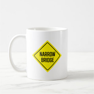 Schild an der engen Brücke Klassische Tasse