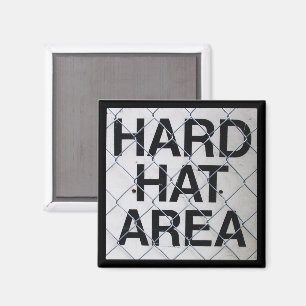Schild 'Hartmut-Bereich' unter einem Kettenglieder Magnet