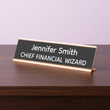 Schild mit dem Namen 'Chef-Finanzzauberer'