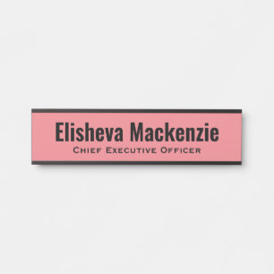 Schild mit dem Namen der rosa Bürotür