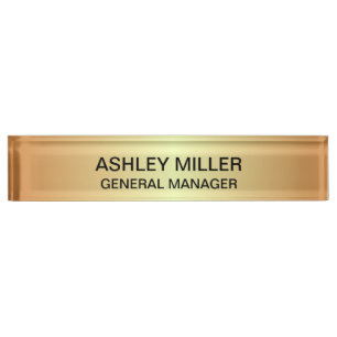 Schild mit goldenem Hintergrund und schwarzem Text Namensplakette
