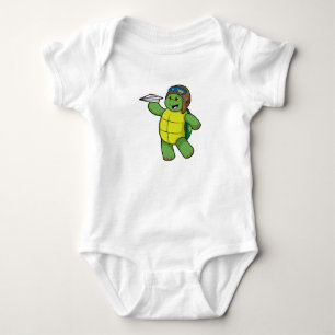 Schildkröte als Pilot mit Papier-Flugzeug Baby Strampler