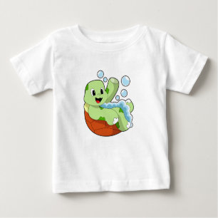 Schildkröte beim Baden mit Fohlen Baby T-shirt