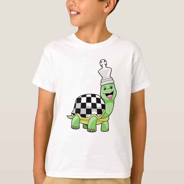 Schildkröte beim Schach mit Schachbrett und König T-Shirt (Vorderseite)