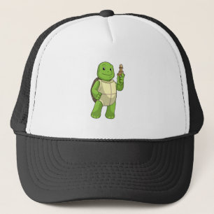 Schildkröte beim Schachspiel mit Schachfigur Bauer Truckerkappe