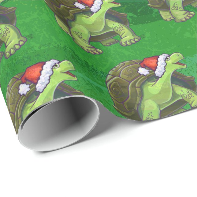 Schildkröte in der Weihnachtsmannmütze auf Grün Geschenkpapier (Rolleneckpunkt)
