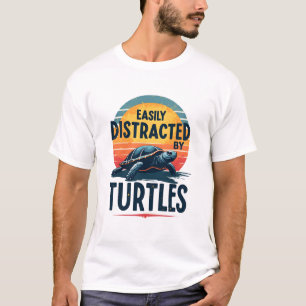 Schildkröte leicht abgelenkt von Schildkröten Meer T-Shirt