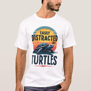 Schildkröte leicht abgelenkt von Schildkröten Meer T-Shirt