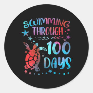 Schildkrötenmeer schwimmen durch 100 Tage Schultee Runder Aufkleber