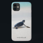 Schildkrötenstrasse Personalisierter Name | Art Case-Mate iPhone Hülle<br><div class="desc">Dieses Design ist mit einer Babyschildkröte ausgestattet,  die es nach dem geborenen Leben zum Ozean macht. Anpassen,  indem Sie den Text im Textfeld bearbeiten oder Text ohne Namen löschen. #turtle #Meereswelt #ocean #seaturtle #leatherback #beach #Meereswelt #personalisiert #iPhonecase</div>