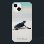 Schildkrötenstrasse Personalisierter Name | Art Case-Mate iPhone 14 Hülle<br><div class="desc">Dieses Design ist mit einer Babyschildkröte ausgestattet,  die es nach dem geborenen Leben zum Ozean macht. Anpassen,  indem Sie den Text im Textfeld bearbeiten oder Text ohne Namen löschen. #turtle #Meereswelt #ocean #seaturtle #leatherback #beach #Meereswelt #personalisiert #iPhonecase</div>