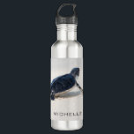Schildkrötenstrasse Personalisierter Name | Art Edelstahlflasche<br><div class="desc">Dieses Design ist mit einer Babyschildkröte ausgestattet,  die es nach dem geborenen Leben zum Ozean macht. Anpassen,  indem Sie den Text im Textfeld bearbeiten oder Text ohne Namen löschen. #turtle #Meereswelt #ocean #seaturtle #leatherback #beach #beach #Meereswelt #personalisiert #kitchen #waterbottles #Trinkbehälter #gies #addyourname</div>
